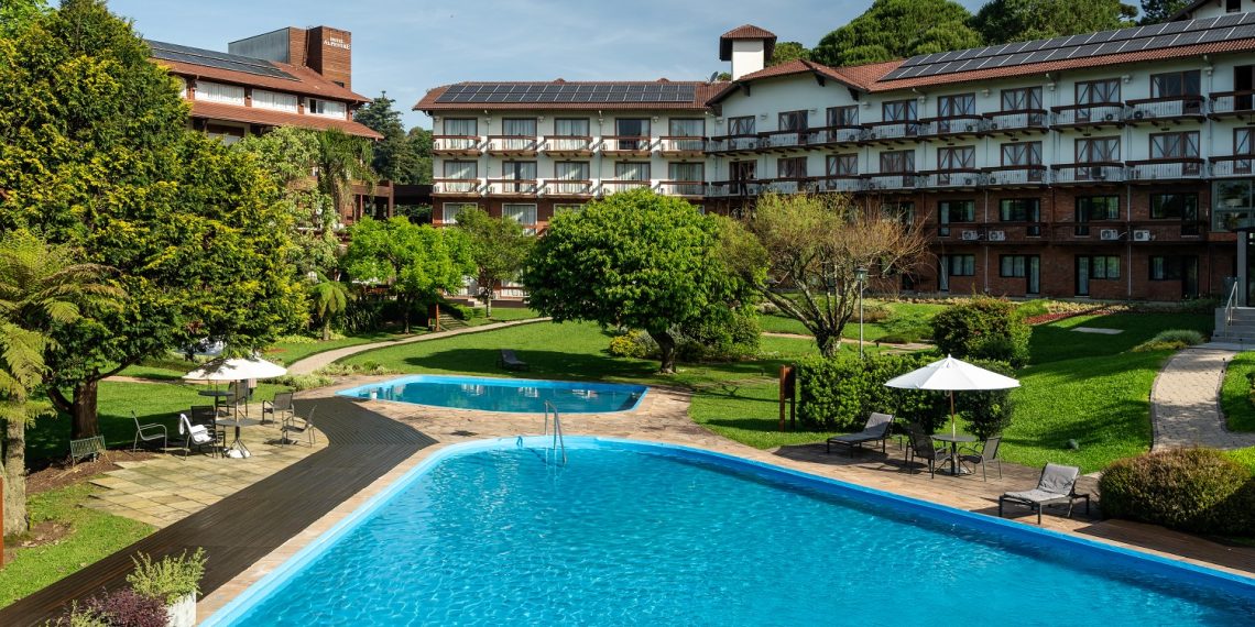 Hotel Alpestre, a cinco minutos do centro, um empreendimento com apartamentos confortáveis e excelente infraestrutura, cercada de área verde de 12 mil m 2, e um complexo de lazer com piscinas externas e internas climatizadas - Foto: Divulgação