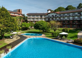 Hotel Alpestre, a cinco minutos do centro, um empreendimento com apartamentos confortáveis e excelente infraestrutura, cercada de área verde de 12 mil m 2, e um complexo de lazer com piscinas externas e internas climatizadas - Foto: Divulgação