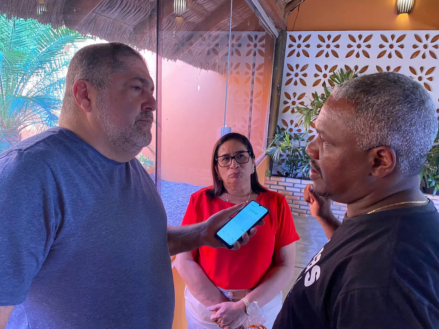 A prefeita de Paço do Lumiar Paula Azevedo após expressar a importância do novo empreendimento para o município, acompanhou atenta a fala do Secretário de Indústria, Comércio e Turismo de Paço do Lumiar, Biné Amado, sobre as perspectivas futuras que a região prospecta - Foto: Mauro Wagner