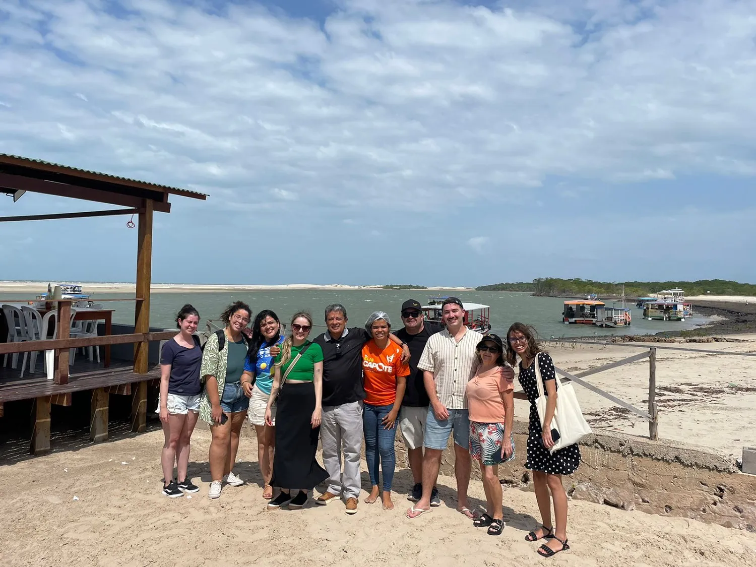 O diretor do Valparaíso Carlos Madeira com jornalistas durante passeio no município de Raposa - Foto: Divulgação