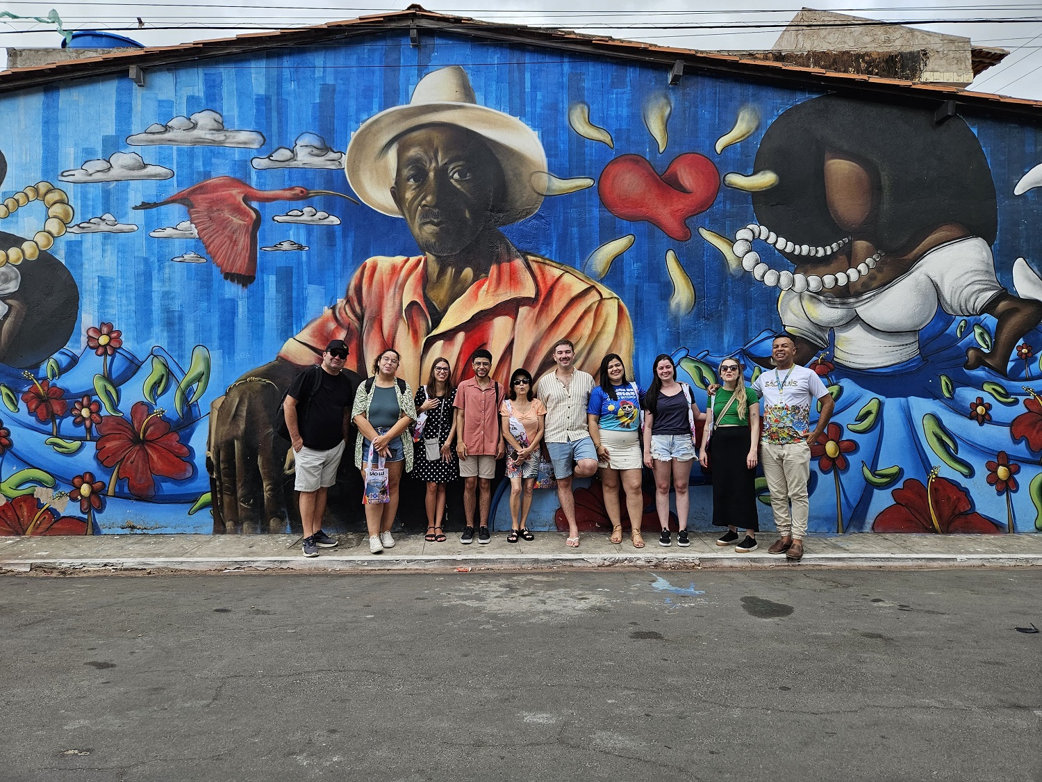Uma parada para foto junto a imagem do Mestre Leonardo, na Rua Alberto de Oliveira, próximo à sede do Boi de Zabumba da Liberdade do inesquecível mestre do folclore maranhense - Foto: Divulgação