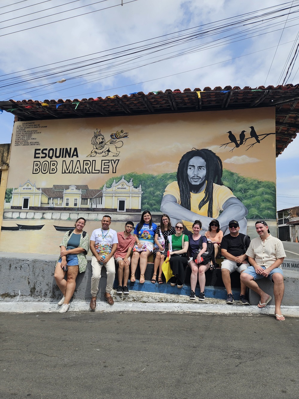 Jornalistas fizeram um parada na esquina da casa de reggae Novo Quilombo, na Rua Gregório de Matos, do estimado Carlos Alberto Pinto dos Santos (Alberto da Liberdade), onde puderam conhecer um pouco da história do ritmo que intitulo São Luís, a Capital Brasileira do Reggae - Foto: Divulgação
