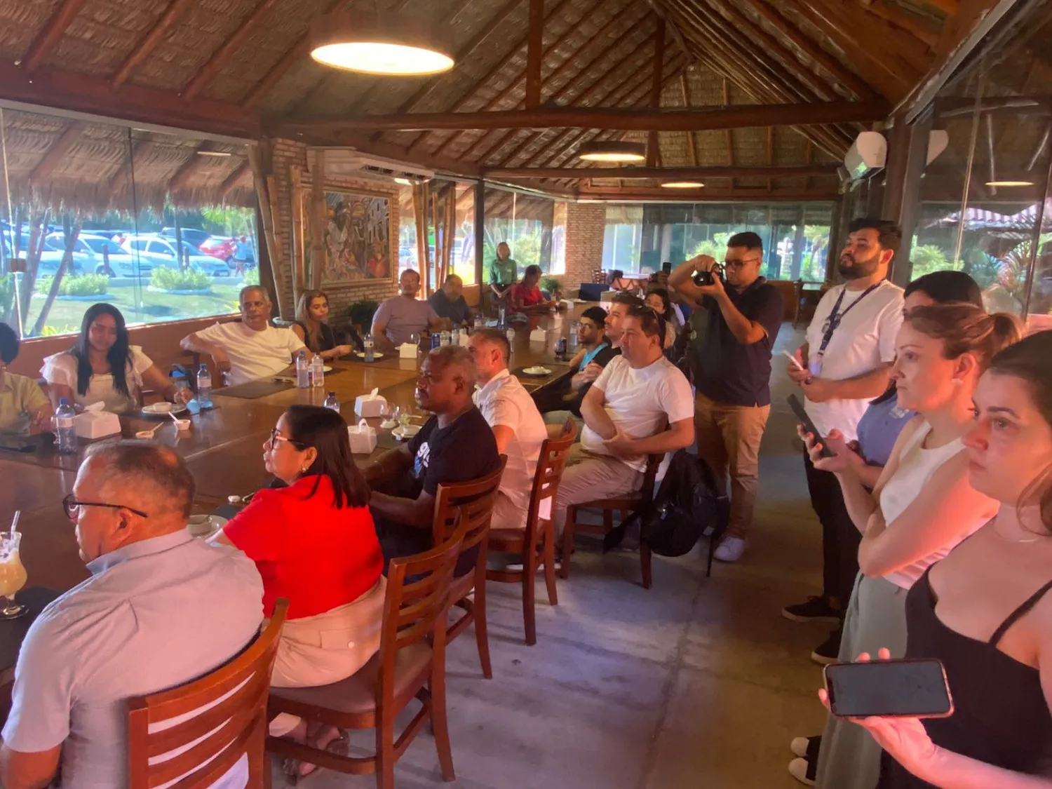 ornalistas de turismo acompanham atentos a apresentação do diretor do Valparaíso Adventure Park, Carlos Madeira, ao explanar sobre toda a área do novo hotel da marca Valparaíso - Foto: Mauro Wagner 