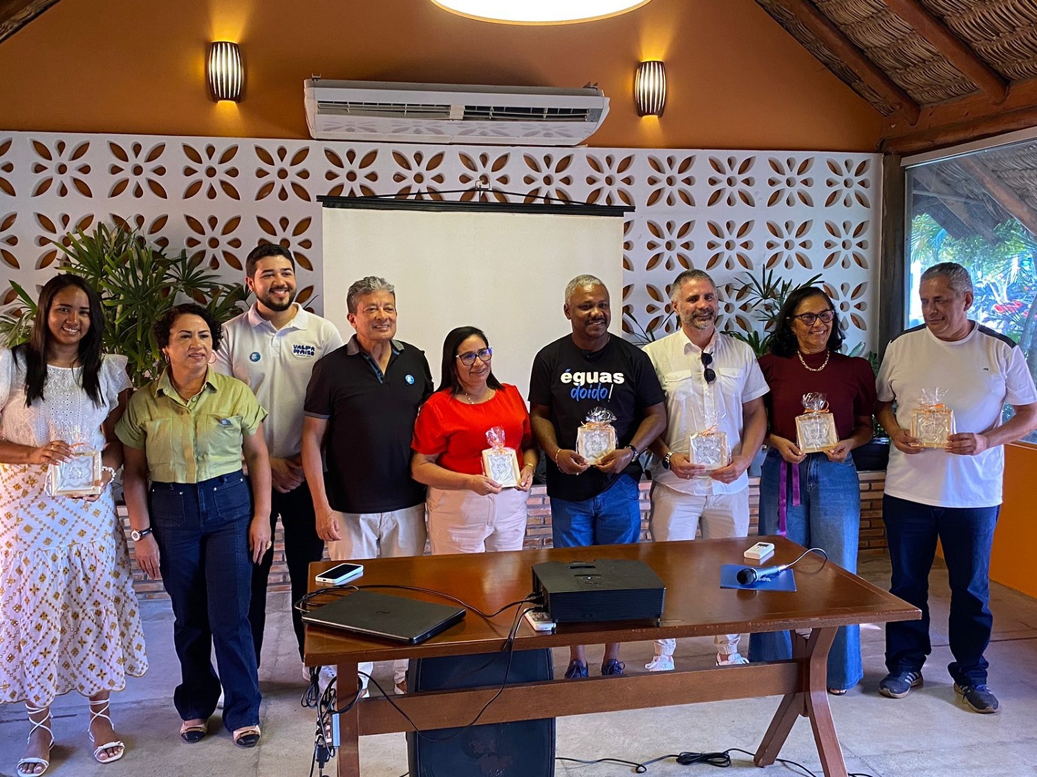 Yanne Pessoa (Secretária de Educação de Paço do Lumiar, Mara Madeira e Pablo Madeira e Carlos Madeira (Valparaíso), Paula Azevedo (Prefeita de Paço do Lumiar), Biné Amado (Secretário de Indústria, Comércio e Turismo de Paço do Lumiar), Saulo Santos (secretário Municipal de Turismo SL), Socorro Araújo (Secretária de Estado do Turismo) e Paulo Montanha (Secretário de Turismo de Cachoeira Grande/MA) – Foto: Mauro Wagner