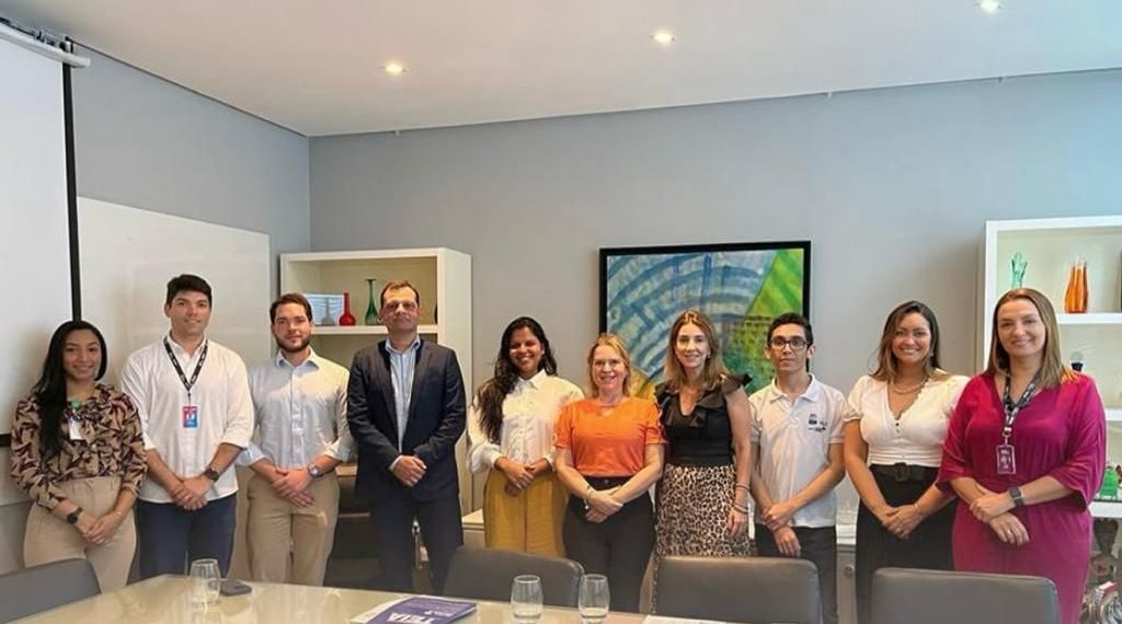 Na foto entre assessores, o dir. do Laboratório Lacmar e conselheiro do Grupo Mercúrio, Vinícius Braid, o dir. do Natus Lumine Hospital e Maternidade, Thiago Fortes e a dir. Geral da UNDB, Rebeca Murad - Foto: Divulgação