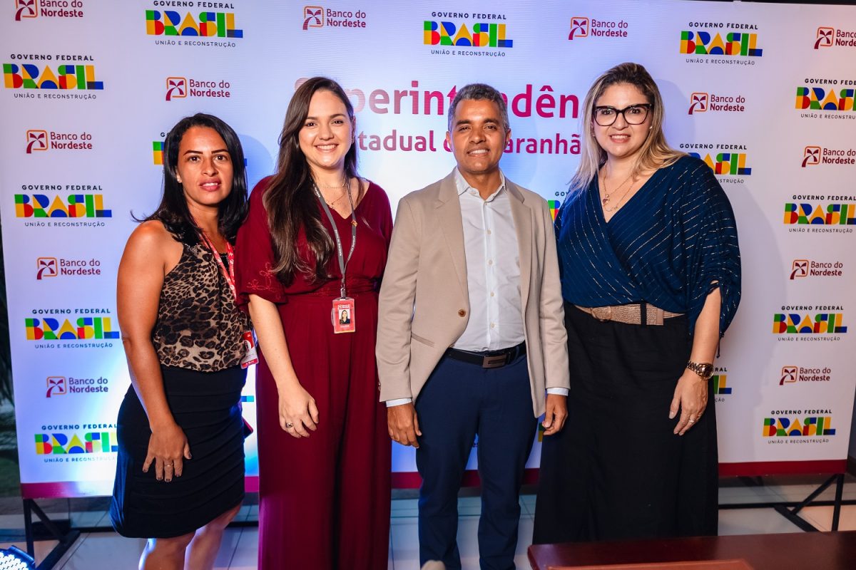 A jornalista e assessora de comunicação do BNB, Julliene Gomes, com o superintendente Isaque Nascimento, ladeados de Ana Paula Brandão e Thaís Miranda, do grupo TV Guará e Rádio Massa FM - Foto: Emanoel RT 