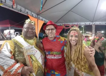 O Prefeito João Martins Ladeado pelo rei Momo, Jailson Alvese a Rainha Ludmila Luíza – Foto: Gutemberg Bogéa