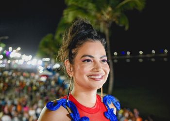 Cantora garante um repertório repleto de releituras em ritmos carnavalescos de músicas brasileiras dos anos 90 e clássicos do axé que não podem faltar – Foto: Divulgação