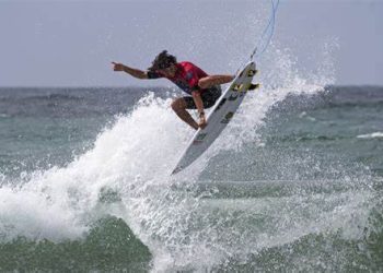 O brasileiro Yago Dora em ação na praia de Saquarema, no Rio de Janeiro - Foto: Divulgação