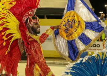 Mestre-sala e Porta-bandeira carregam o manto sagrado da Favela do Samba na busca de mais um título do carnaval - Foto: Divulgação