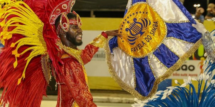 Mestre-sala e Porta-bandeira carregam o manto sagrado da Favela do Samba na busca de mais um título do carnaval - Foto: Divulgação