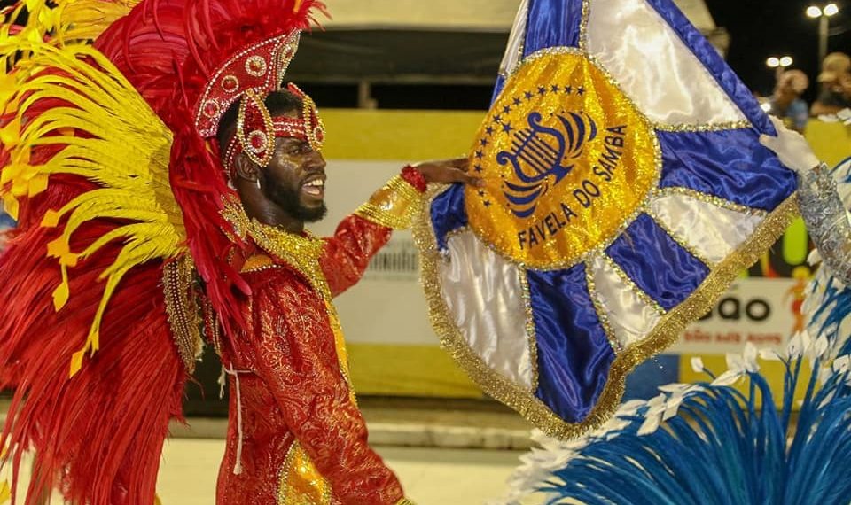 Mestre-sala e Porta-bandeira carregam o manto sagrado da Favela do Samba na busca de mais um título do carnaval - Foto: Divulgação