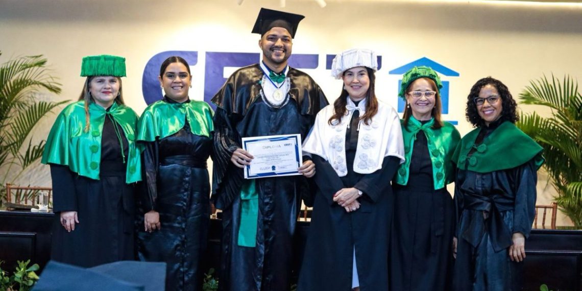 Professora Rosanna Couto (pró-reitora acadêmica); Professora Thalita Veras (curso de Nutrição); o aluno premiado Vinícius Castro; professra Conceição Lima Melo Rolim (reitora em exercício); professora Tereza Medeiros (coordenadora do curso de Nutrição) e professra Elisangela Teixeira (curso de Nutrição) – Foto: Divulgação