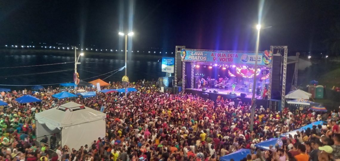 No Parque Folclórico Terezinha Jansen, o novo modelo de bandas carnavalescas estilo baiano sacode a juventude – Foto: Gutemberg Bogéa