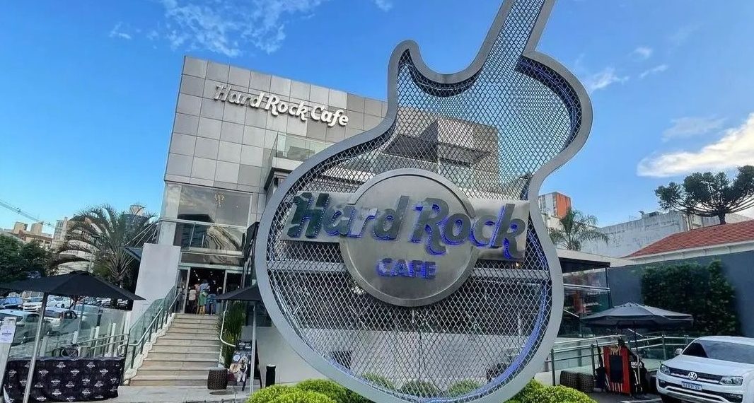 Hard Rock Café Curitiba Bebidas especiais, promoções de chopp e decoração temática marcam as celebrações - Foto: Ariel Todeschini