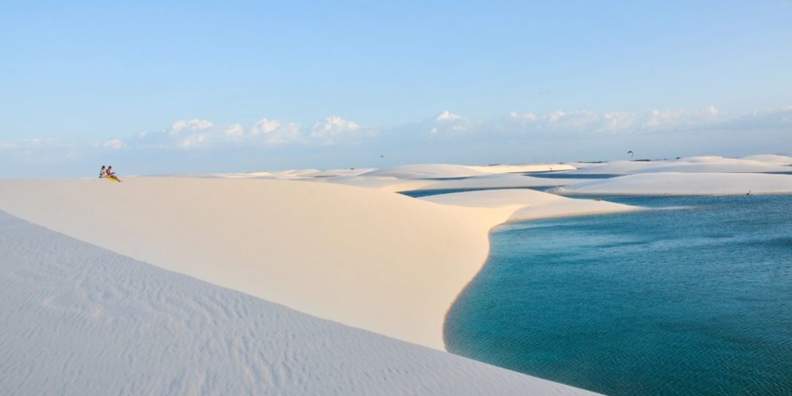 Uma região composta de dunas e lagoas formadas pelas águas das chuvas, um cenário único contemplado por turistas de todas as partes do mundo - Meireles Jr.