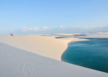Uma região composta de dunas e lagoas formadas pelas águas das chuvas, um cenário único contemplado por turistas de todas as partes do mundo - Meireles Jr.