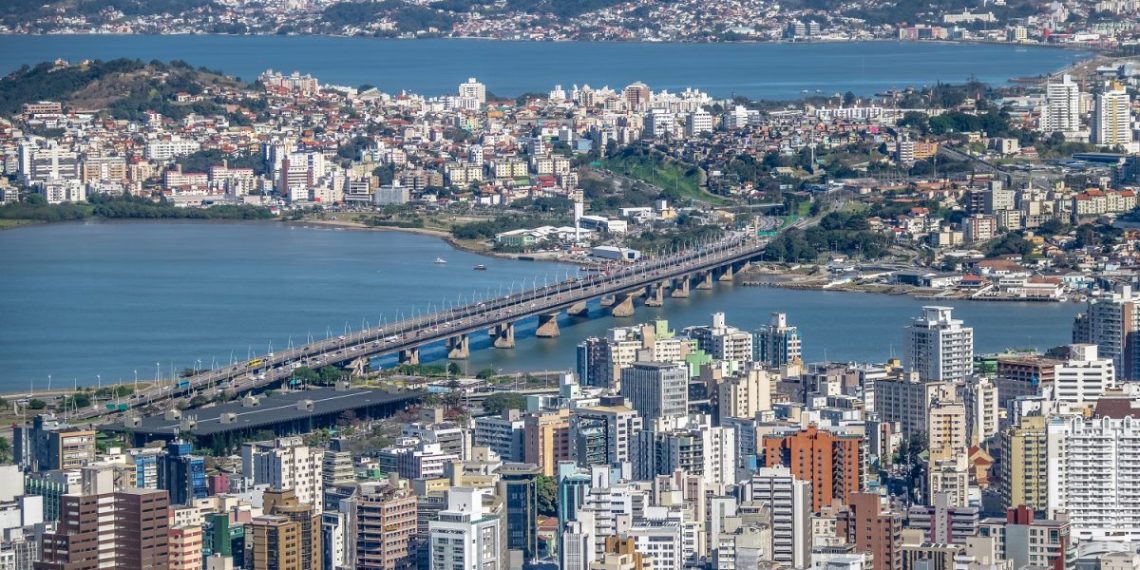Uma cidade cativante que combina o charme da arquitetura colonial, a beleza de 42 praias e a magia do seu folclore - Foto: Divulgação