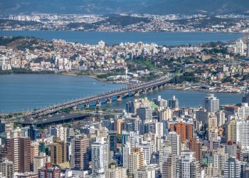 Uma cidade cativante que combina o charme da arquitetura colonial, a beleza de 42 praias e a magia do seu folclore - Foto: Divulgação