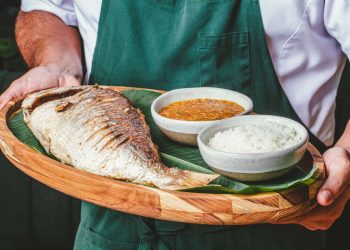 Pargo assado recheado com farofa de banana, servido com arroz e pirão - Foto: Divulgação