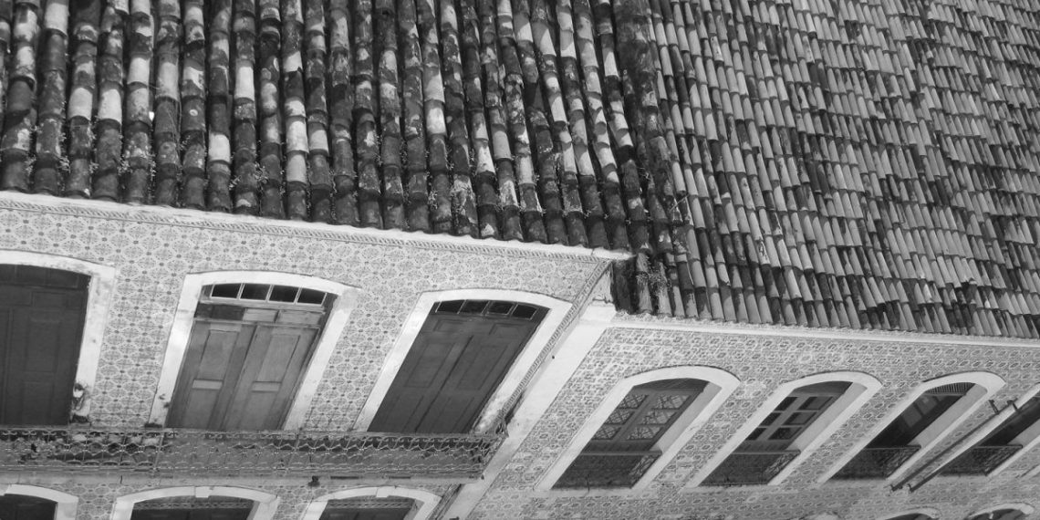 Os casarões com seus telhados se juntando para oferecer à Cidade dos Azulejos o honroso Título de Patrimônio Cultural da Humanidade – Foto: Paulo Melo Sousa