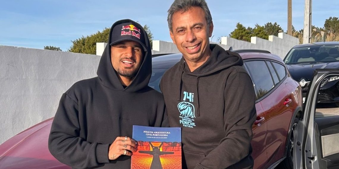 Já em terras lusitanas, o fotógrafo Meireles Jr. com o surfista campeão Ítalo Ferreira , que confirmou presença na mostra do maranhense essa semana em Braga e Póvoa do Varzim - Foto: Divulgação