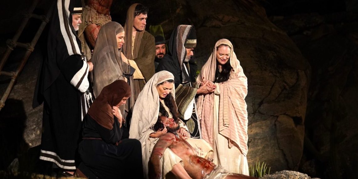 Cena da Mater Dolorosa, na Paixão de Cristo, em Nova Jerusalém, Pernambuco – Foto: Divulgação