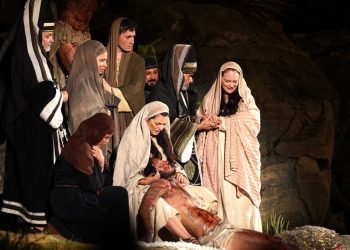Cena da Mater Dolorosa, na Paixão de Cristo, em Nova Jerusalém, Pernambuco – Foto: Divulgação
