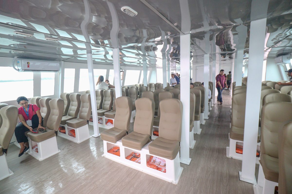 Um ambiente interno espaçoso e climatizado na nova embarcação – Foto: Divulgação