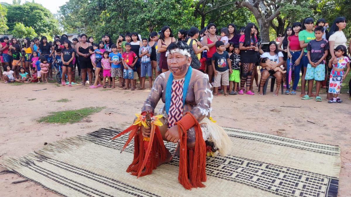 Cacique tradicional, Sokrowe Karajá, anfitrião da festa, recebendo os visitantes – Foto: Antônio Neves