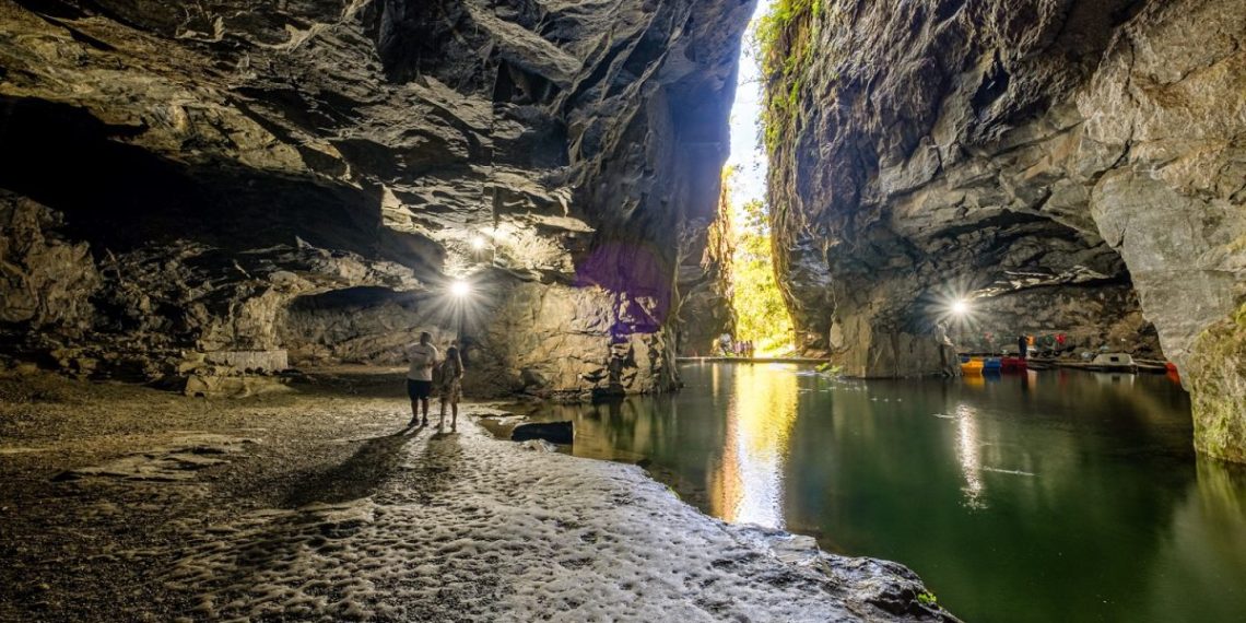 Gruta do Anjo, um dos pontos turísticos principais da região. Uma formação rochosa com diversos túneis e um lago com águas tão cristalinas – Foto: Shane Glen