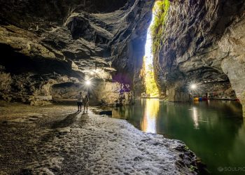 Gruta do Anjo, um dos pontos turísticos principais da região. Uma formação rochosa com diversos túneis e um lago com águas tão cristalinas – Foto: Shane Glen