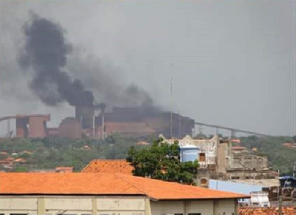 Poluição no ar em São Luís está pior do que em São Paulo. No detalhe, poluição na usina de pelotização da Vale - Foto: Movimento de Defesa da Ilha