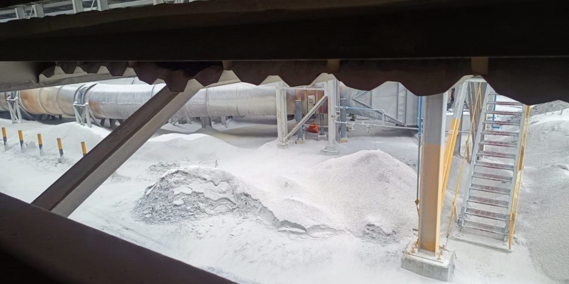 Alumina acumulada no chão da Alumar - Fotos Movimento de Defesa da Ilha