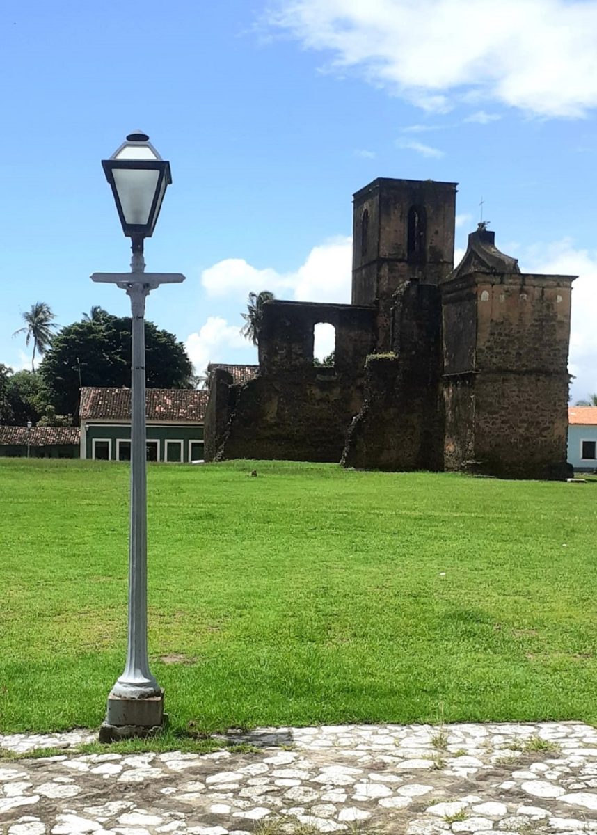 Praça da Matriz com as ruínas da igreja de São Matias ao fundo, na cidade de Alcântara - Foto: Paulo Melo Sousa