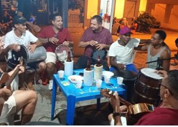 Dentre muitos ases, o violonista Ricardo Frias, e percussionistas, como Vandico e Edinho, deram o tom da melhor roda de samba com integrantes de vários conjuntos – Foto: Jonas Meneses