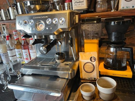 Máquinas de café do local usadas para diferentes tipos de preparo da tradicional bebida - Foto: Divulgação