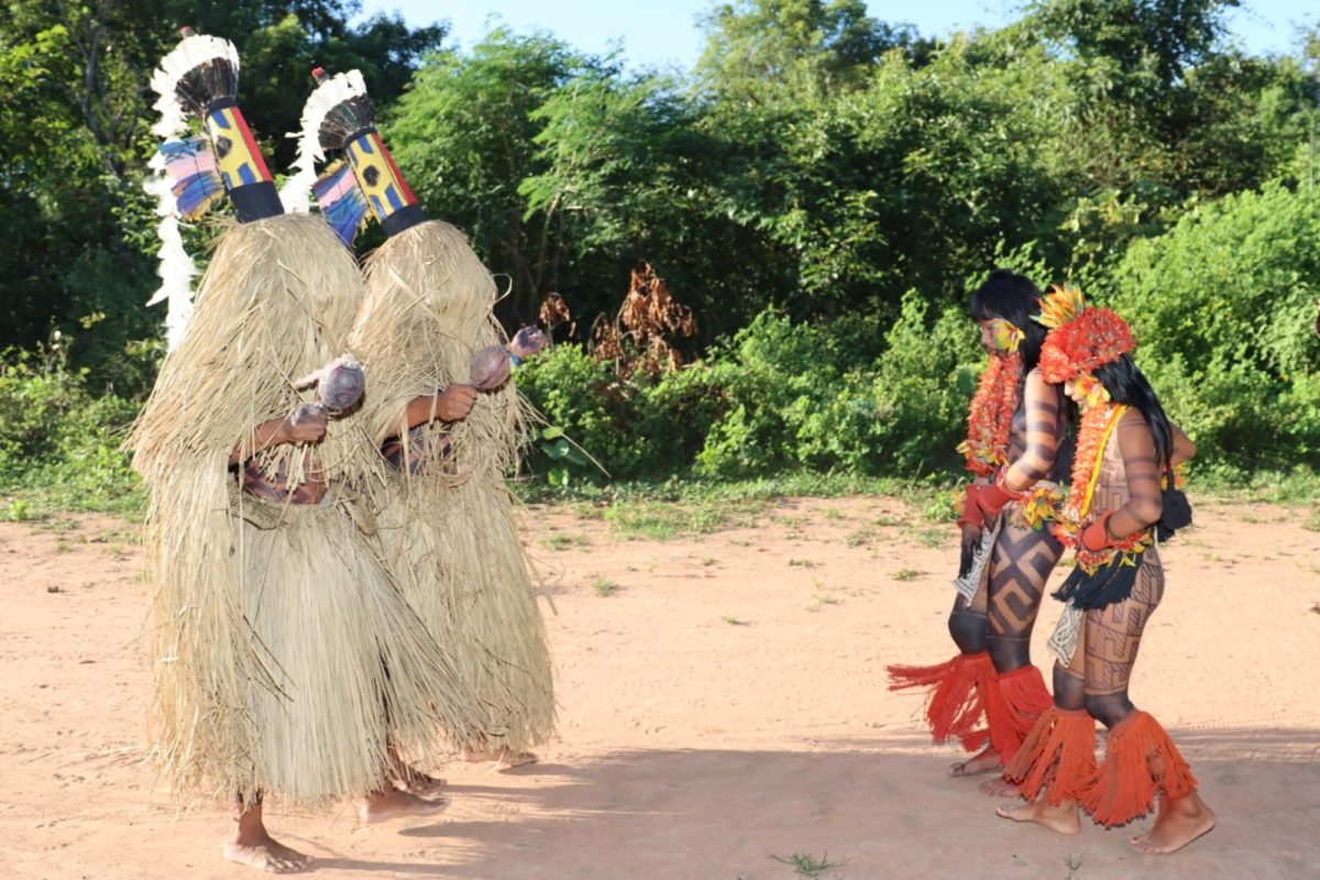 Indígenas Karajá da Ilha do Bananal durante ritual do Hetohoky, tradição que atrai turistas – Foto: Mazim Aguiar