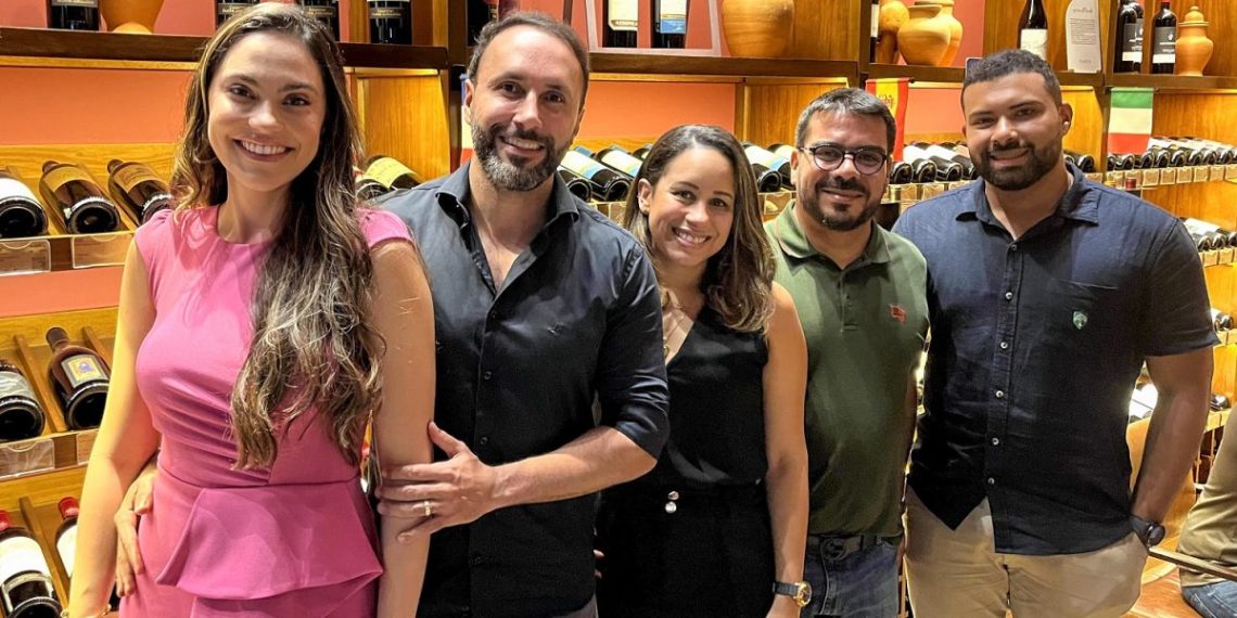 Representando o Vila Aty, o empresário Jethro Raposo, acompanhado da esposa Jéssica Eberhart (à esquerda); e, representando o Grand Cru, a gestora Fernanda Oliveira (centro), ladeada pelo marido Antônio Neto, e o sommelier Vinicius Carvalho (à direita) - Foto: João Soares