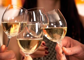 Aprenda a diferença entre vinho branco, espumante, champagne e prosecco