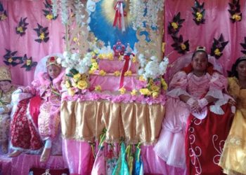 Na tribuna, na Casa de Nagô, o imperador, Luan Richards, a imperatriz, Zíngara Alamanda, a mordoma-régia, Thienny Alves, o mordomo-régio, Sereno Sá, e o mordomo-mor, Ravid Alexandre da Costa – Foto: Edgar Rocha