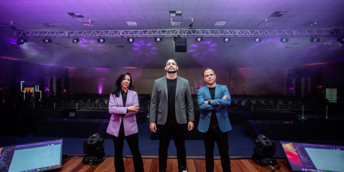 Viviane Assis, Fernando Alves e Bruno Barbosa, cofundadores da Entur e mentores do evento - Foto: Divulgação