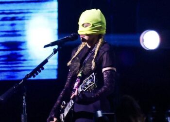 Madonna leva público ao delírio ao aparecer de máscara no super palco montado nas areias de Copacabana na noite desta quinta-feira, 02 - Foto: Reprodução