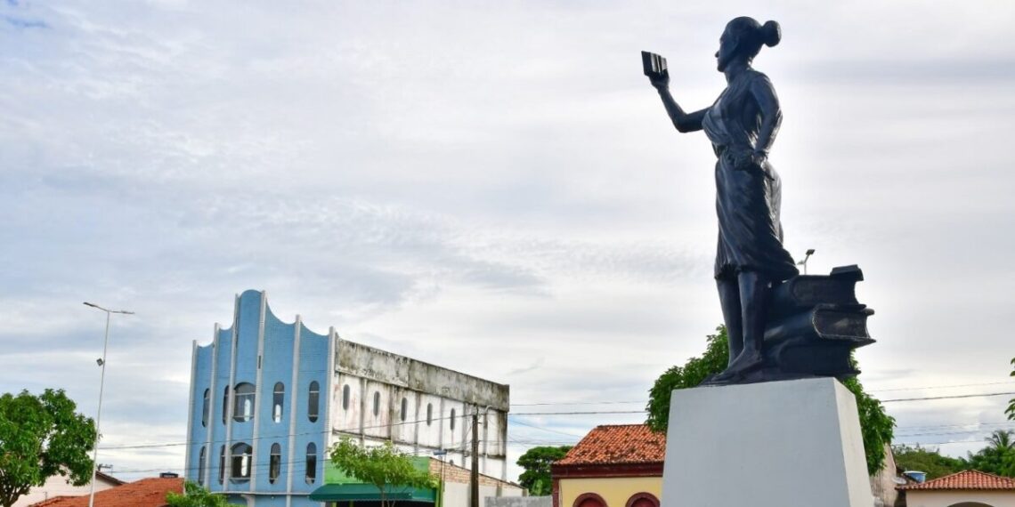 Estátua de Maria Firmina confeccionada pelo artista maranhense Sereno - Foto: Honório Moreira