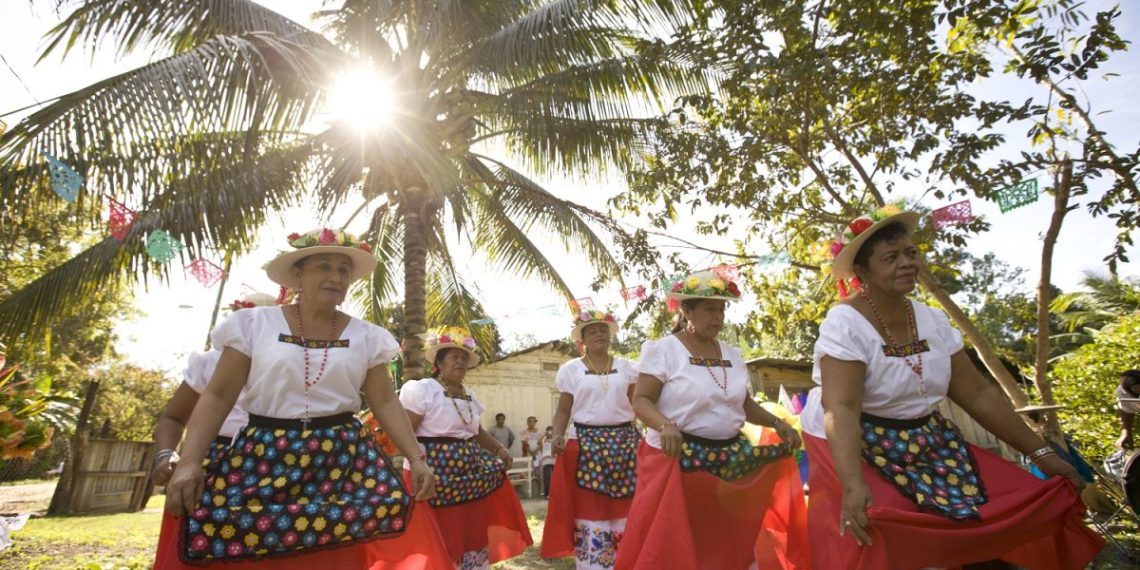 O Festival do Caju é um evento animado e colorido que celebra a cultura de Belize - Foto: Divulgação