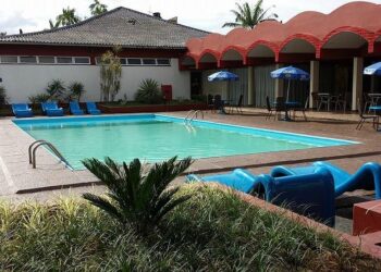 Área de lazer com piscina com destaque para a gastronomia paraense no cardápio - Foto: Divulgação