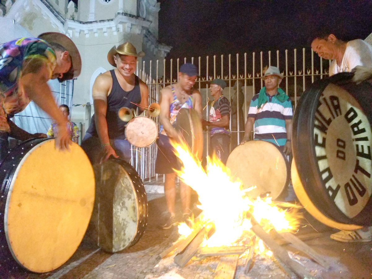 AgremiaÃ§Ãµes folclÃ³ricas prestam suas homenagens a Santo AntÃ´nio na praÃ§aAntÃ´nio Lobo no Centro de SÃ£o LuÃ­s - Foto: Gutemberg BogÃ©a