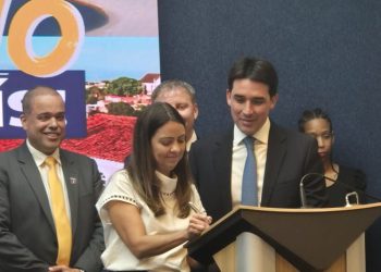 Aline Mafra, diretora de Vendas e Marketing da LATAM Brasil, assinou em Brasília nesta quarta-feira (24/07) o compromisso da empresa com o Programa Voa Brasil - Foto: Divulgação
