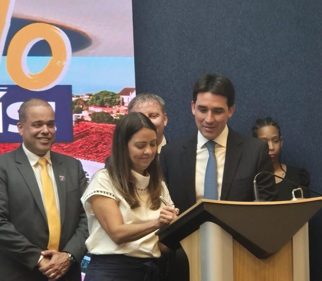 Aline Mafra, diretora de Vendas e Marketing da LATAM Brasil, assinou em Brasília nesta quarta-feira (24/07) o compromisso da empresa com o Programa Voa Brasil - Foto: Divulgação