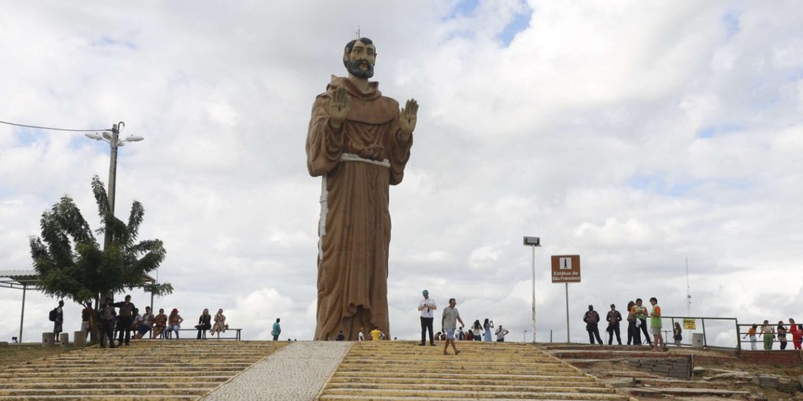 Canindé é o principal polo do turismo religioso no Ceará, a devoção a São Francisco das Chagas faz com que a cidade receba anualmente, entre 29 de setembro e 4 de outubro, milhares de fiéis vindos de todo o país - Foto: Divulgação Reprodução